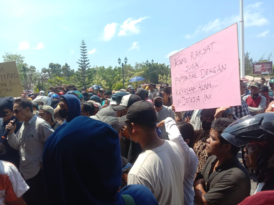 Ratusan Emak-emak Minta Uang Rp 100 Ribu dan 5 Kg Beras ke Bupati Bangka Selatan