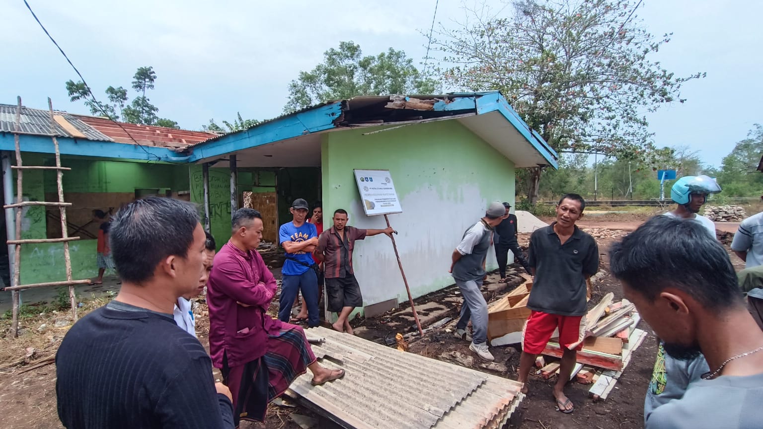 Tak Ada Sosialisasi, Masyarakat Hentikan Pembangunan Cafetaria di Koba