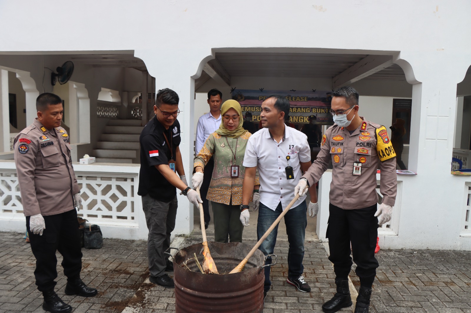 Polres Bangka Bakar 10 Pohon Ganja