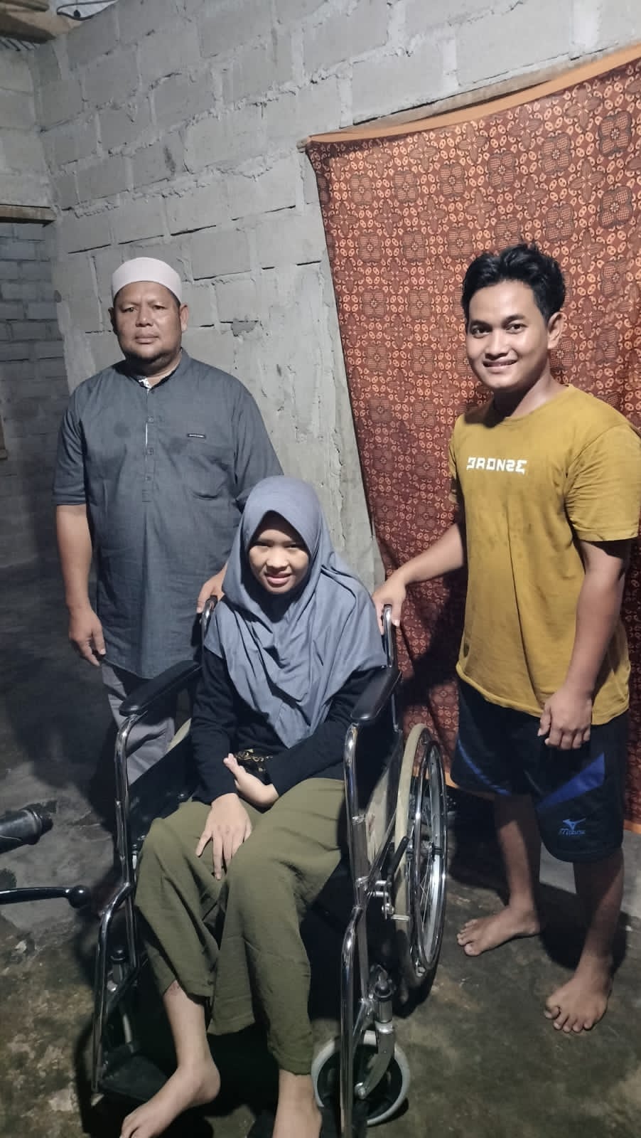 Ustadzah Muda ini Dapat Kursi Roda dari Kades Nibung