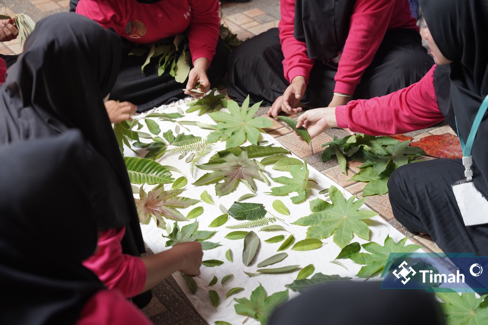 Warga Binaan di Lapas Perempuan Kelas III Pangkalpinang Belajar Ecoprint
