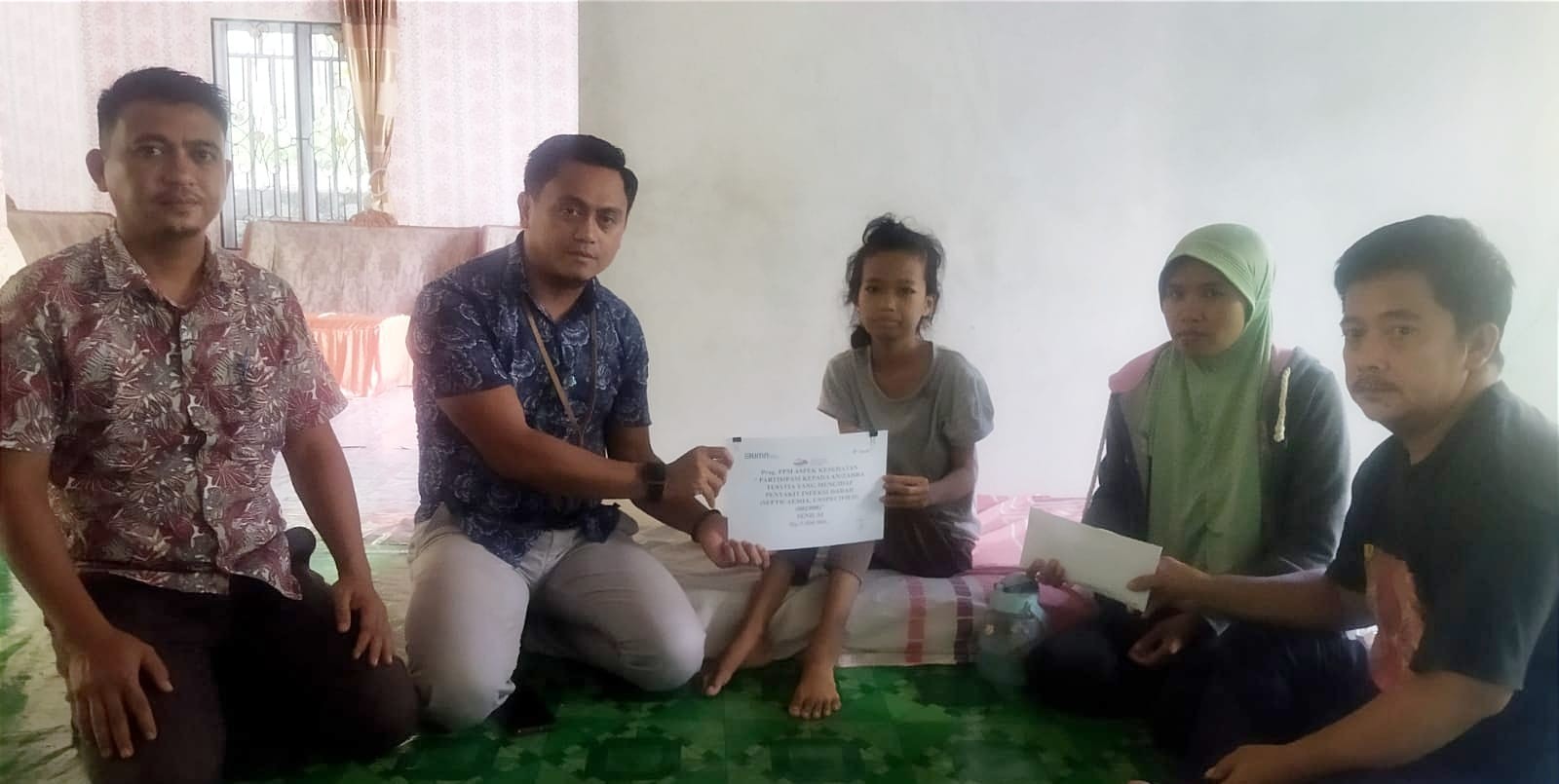 Mata Sarini Berkaca-kaca Dapat Bantuan Untuk Berobat Anaknya