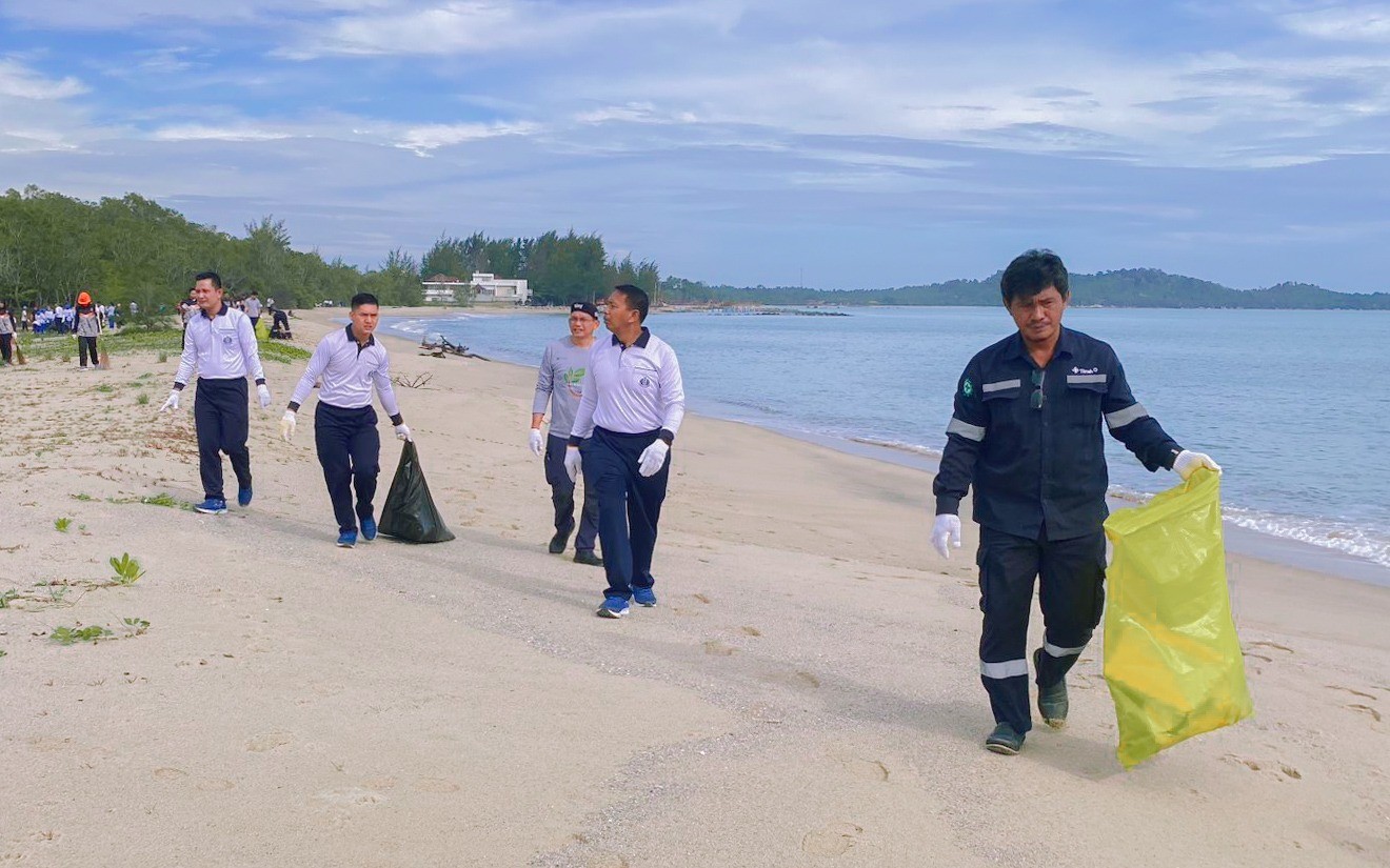 Satu Ton Sampah Berhasil Dikumpulkan di Pantai Muara Tengkorak