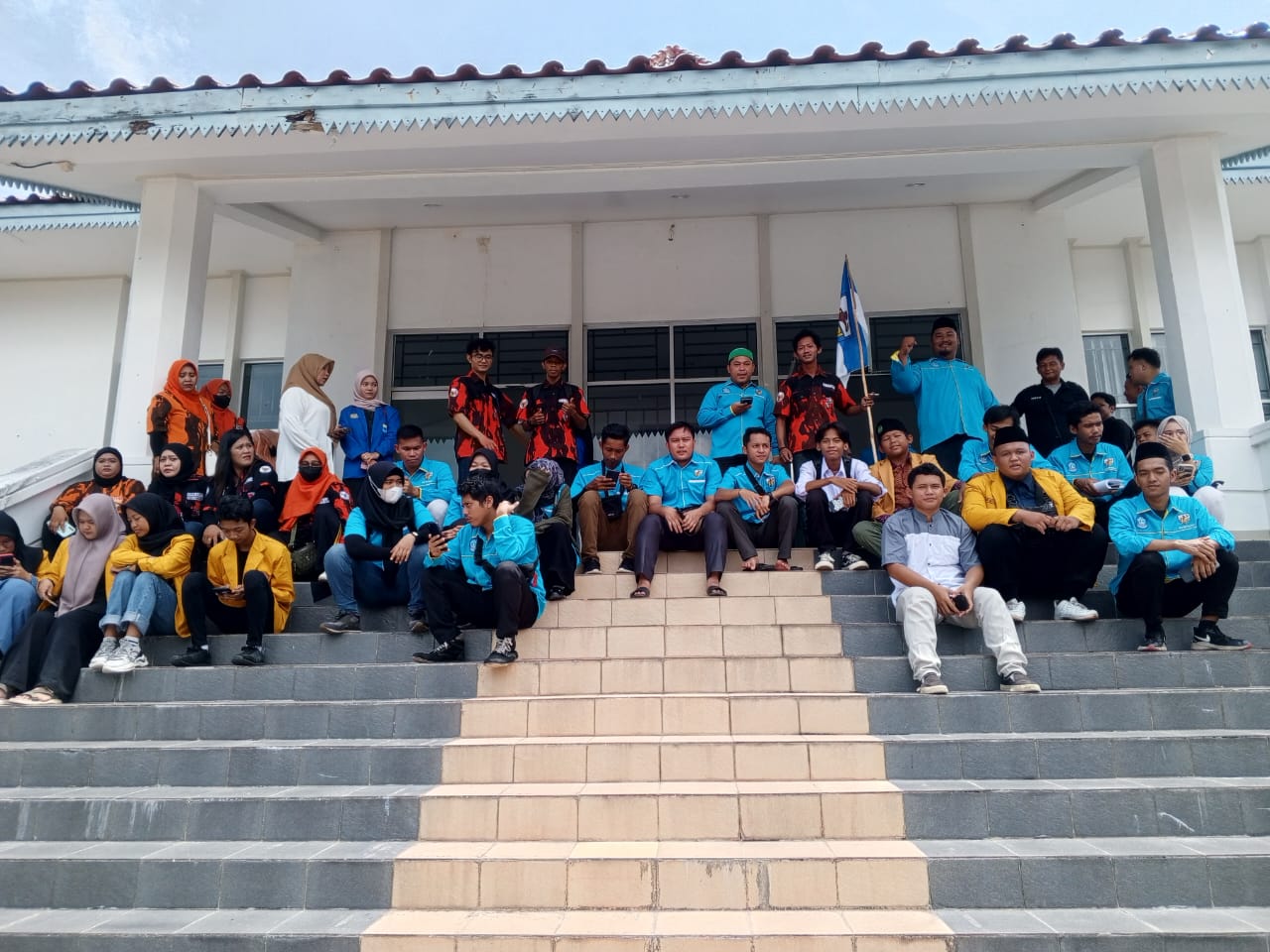 Kompak ! Massa DPD KNPI & OKP Geruduk Gedung DPR Bangka