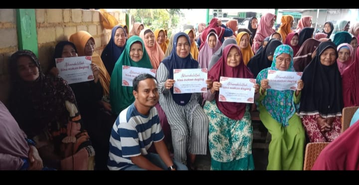 Masyarakat Desa Penyak Senyum Dapat Sembako dan Daging Kaleng