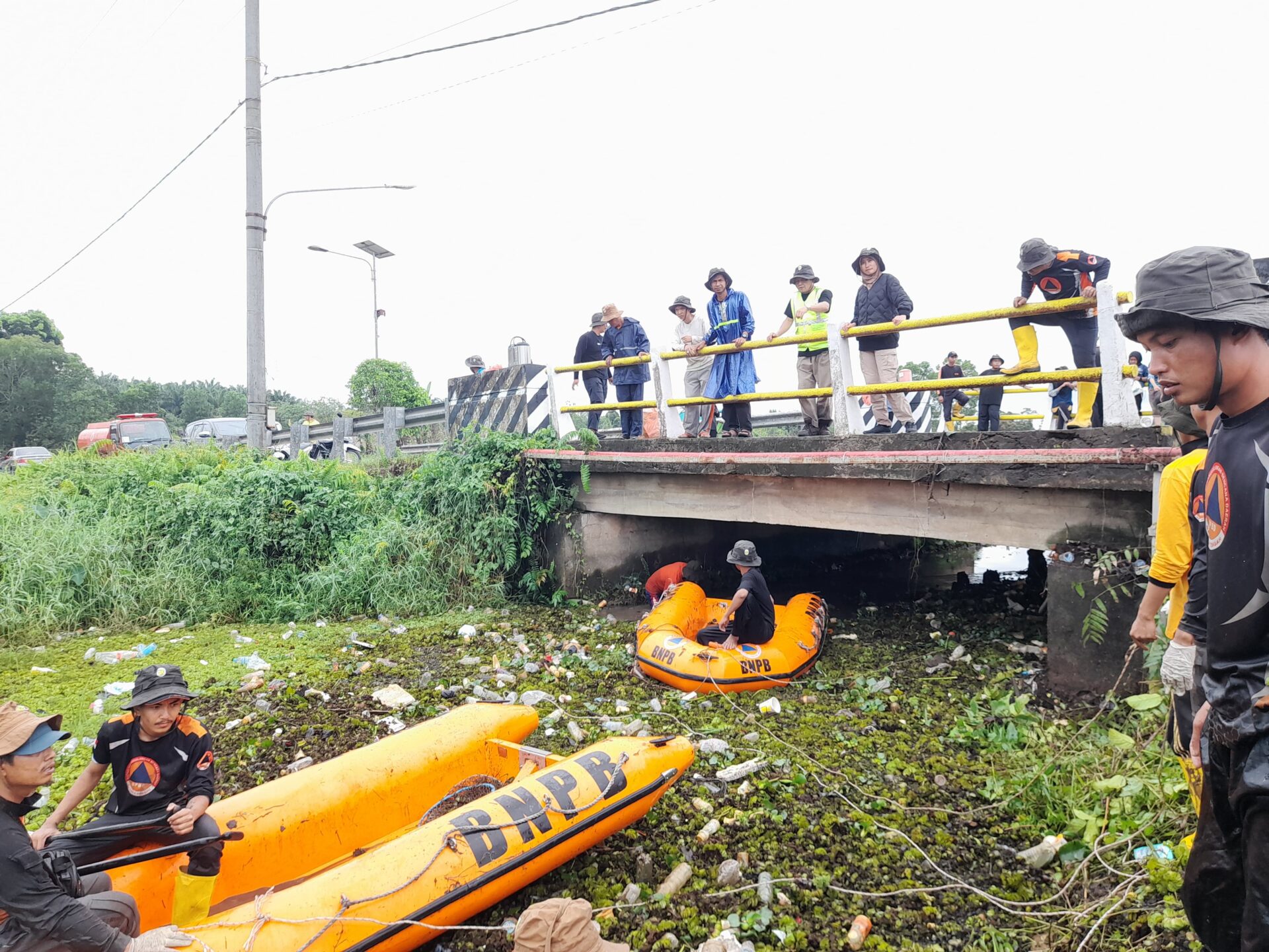 GPL Bersama ASN Angkat Satu Ton Sampah di Sungai Coyan
