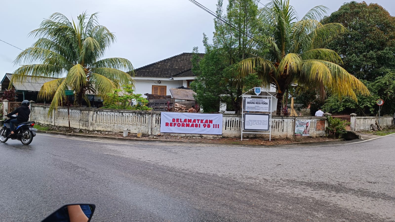 Spanduk “Selamatkan Reformasi 98” Bertebaran di Bangka Tengah