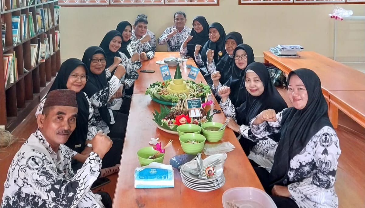 Rayakan Hari Guru, SDN 4 Toboali Potong Tumpeng