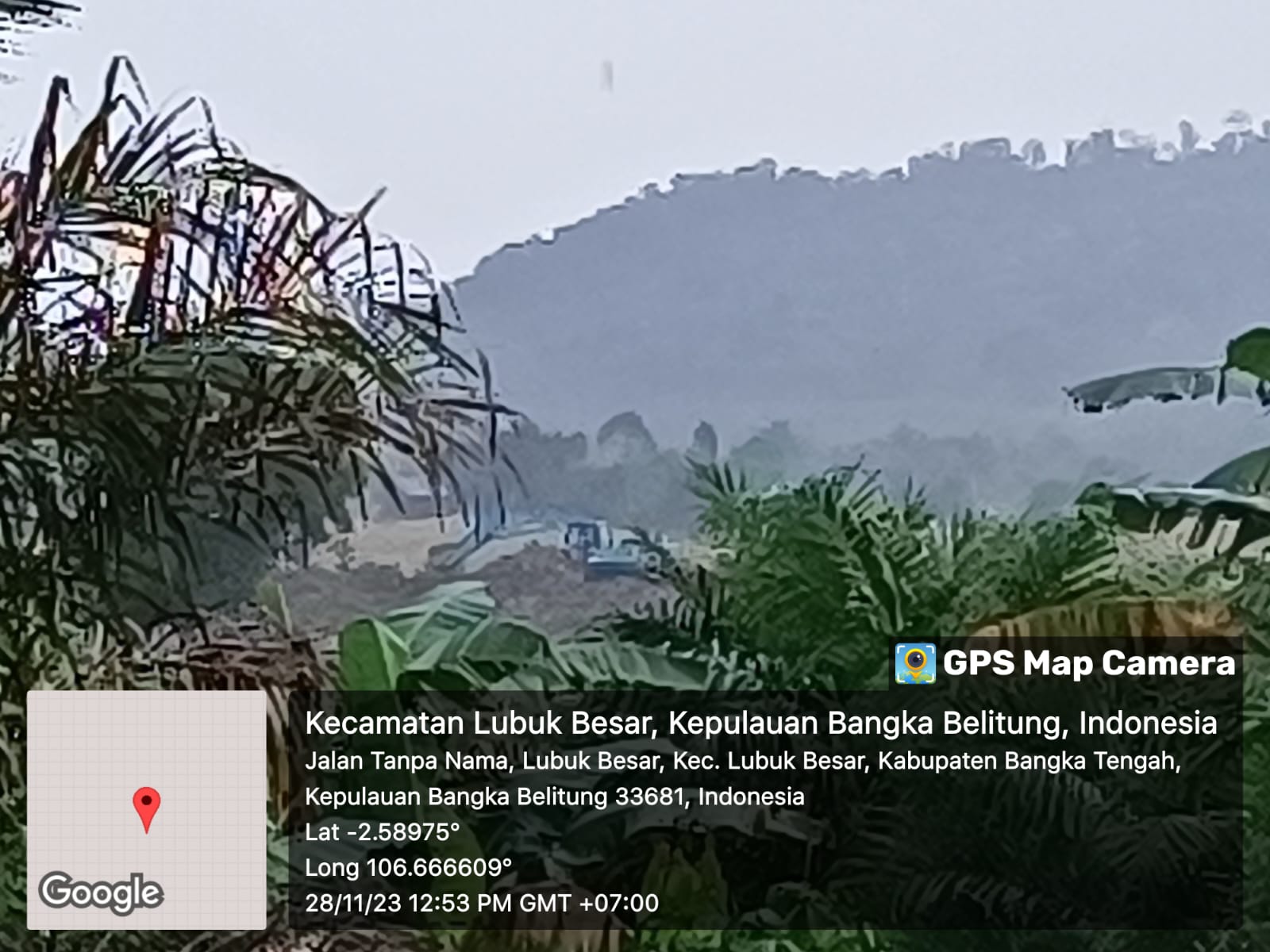 Excavator Hijau dan Mesin TI Leluasa Gali Tanah di Lubuk Besar