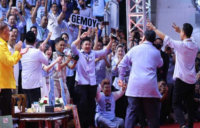 Kocak! Prabowo Subianto Joget di Kantor KPU RI Jakarta Pusat