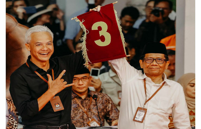 Ganjar Pranowo Acungkan Salam Metal di Kantor KPU RI Jakarta Pusat