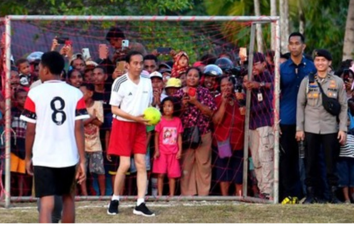 Momen Langka! Presiden Jokowi Bermain Sepak Bola dengan Pelajar Papua