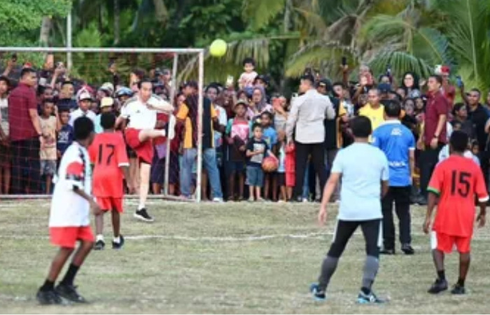 Aksi Presiden Jokowi Duel Lawan Pelajar Biak Papua, Mendapat Komentar dari Presiden FIFA