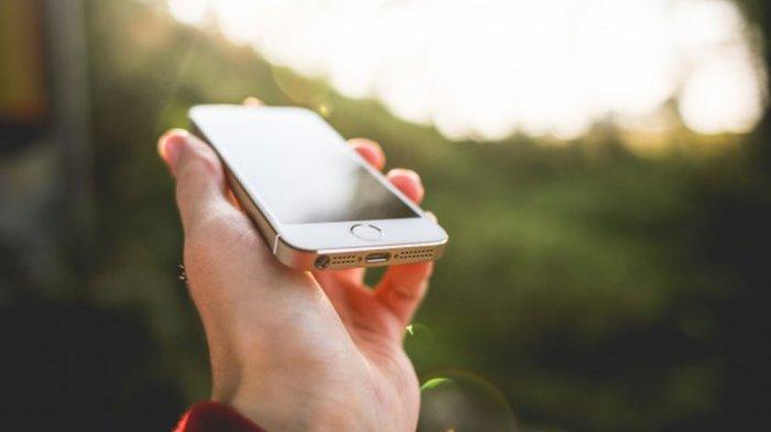 Ini 8 Bahaya Menggunakan HP di Bawah Sinar Matahari Langsung
