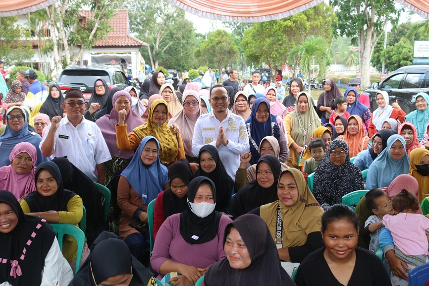 Paket Sembako Setengah Harga Diserbu Ibu-ibu