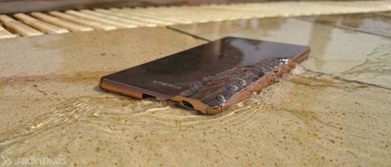 Begini 3 Cara Cek HP Waterproof, Tidak Perlu Dimasukkan ke dalam Air