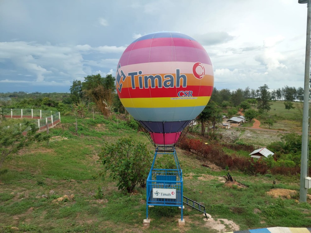 Replika Balon Udara Jadi Daya Tarik Baru Wisatawan di Bukit Samak