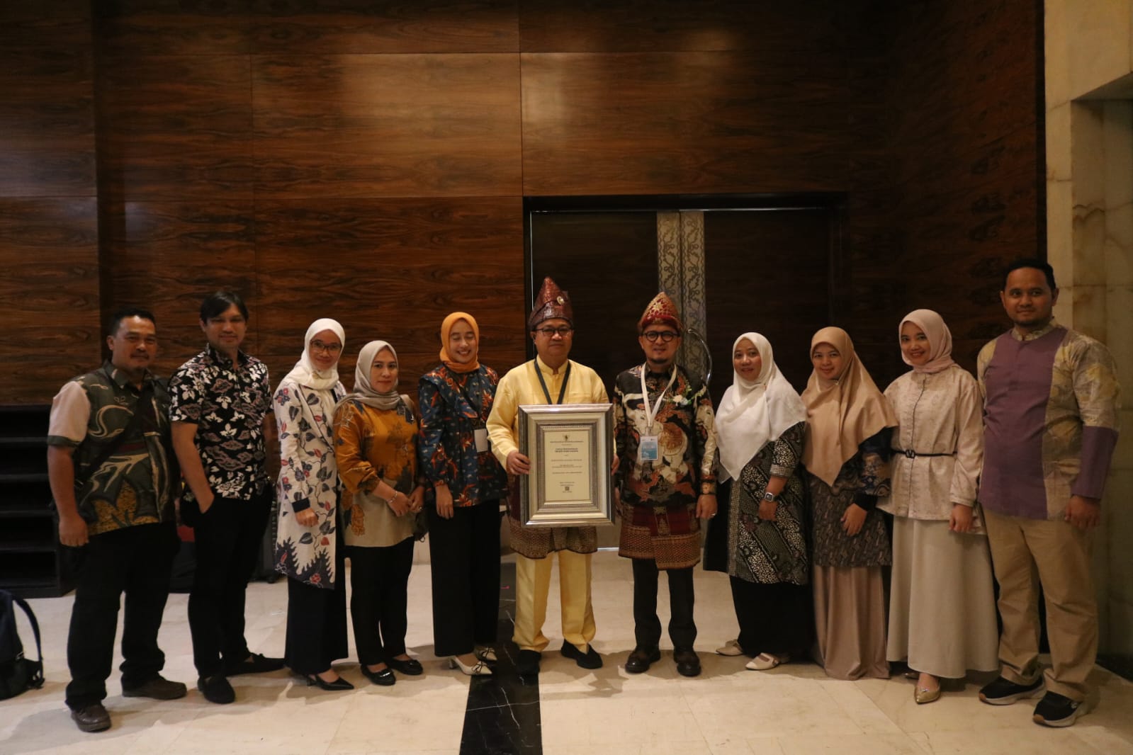 Era Susanto Terima Penghargaan Swasti Saba dari Menteri Kesehatan