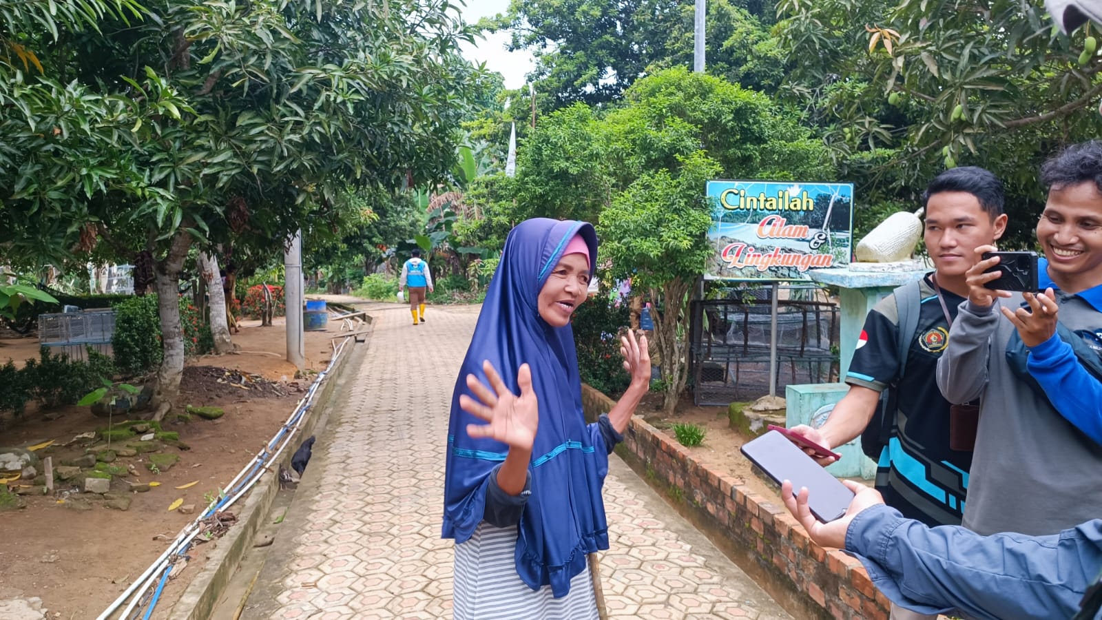 Fatimah Nangis Usai Bupati Resmikan Listrik 24 Jam