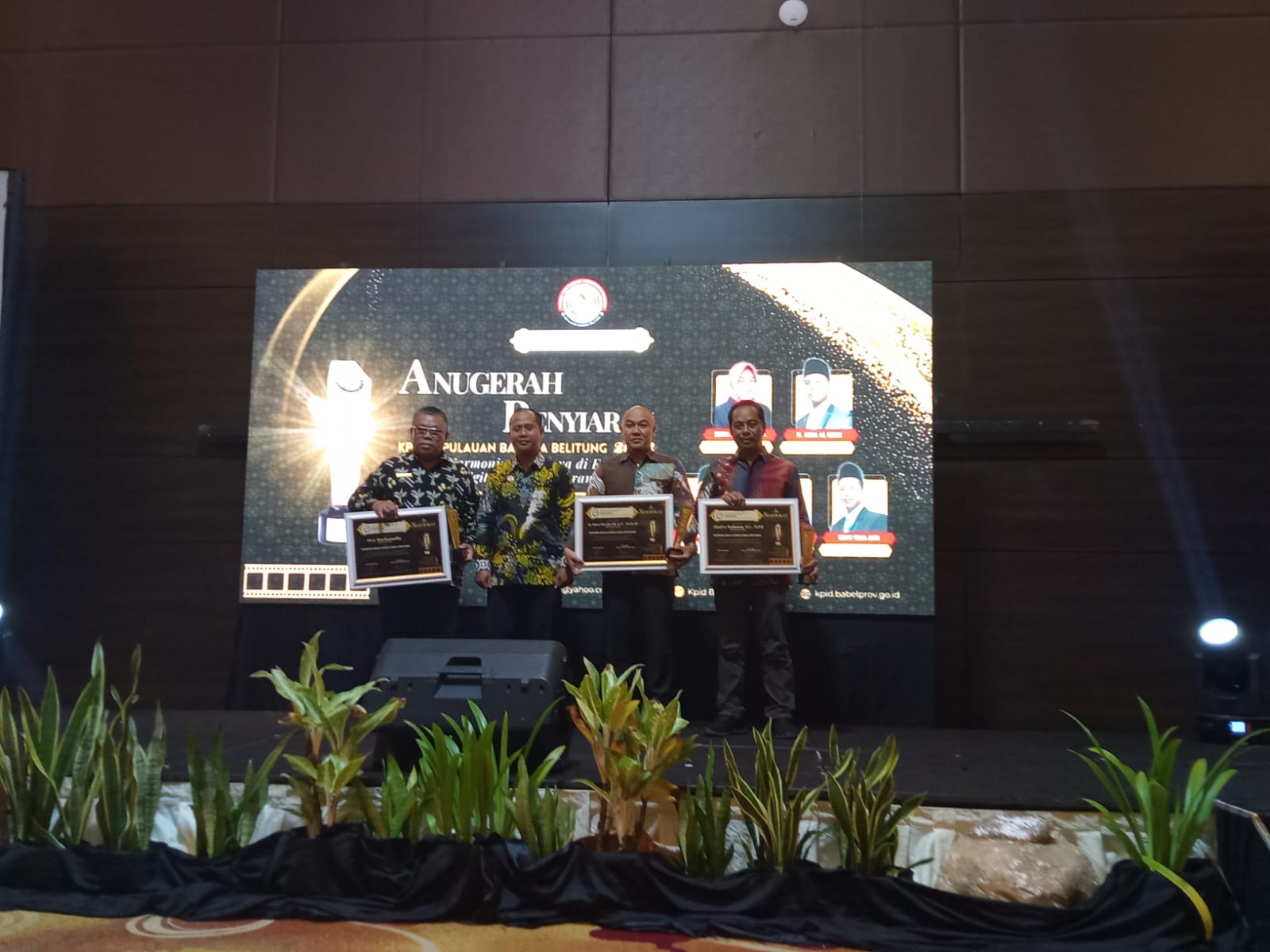 Algafry Raih Penghargaan Kepala Daerah Peduli Penyiaran dari KPID Babel