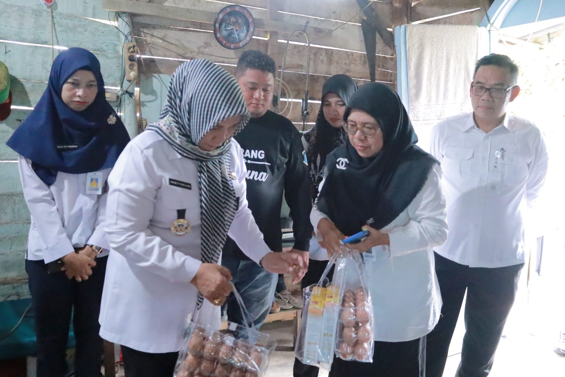 Tanuyati Dapat Telor dan Susu