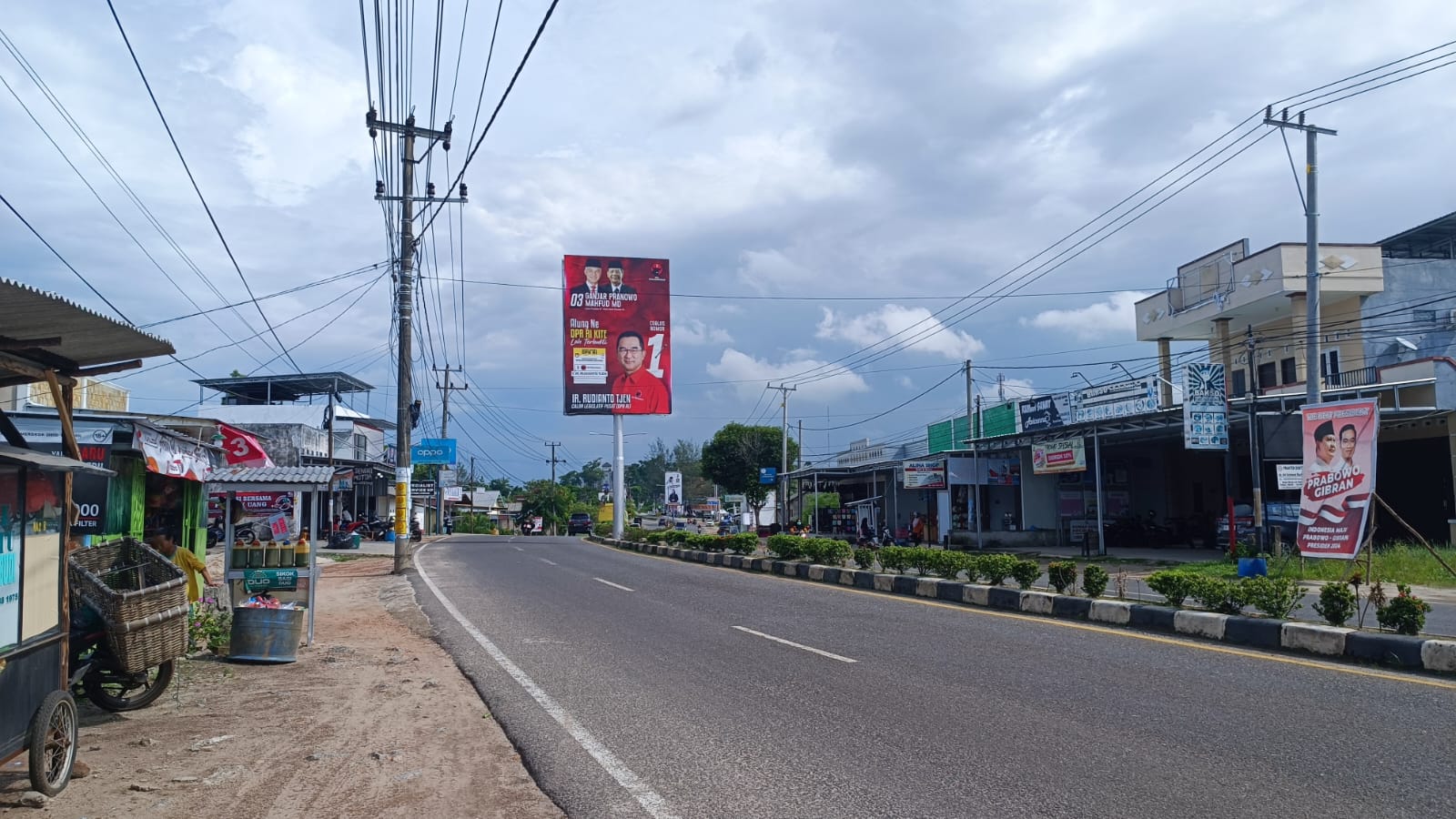 Mantan Ketua Bawaslu Pertanyakan Baliho Caleg Masih Terpajang di Bangka Tengah