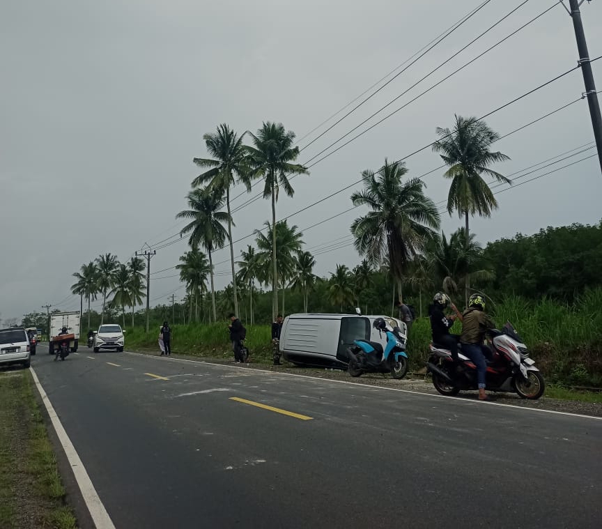 Melaju Kencang, Sebuah Minibus Terguling di Penyak