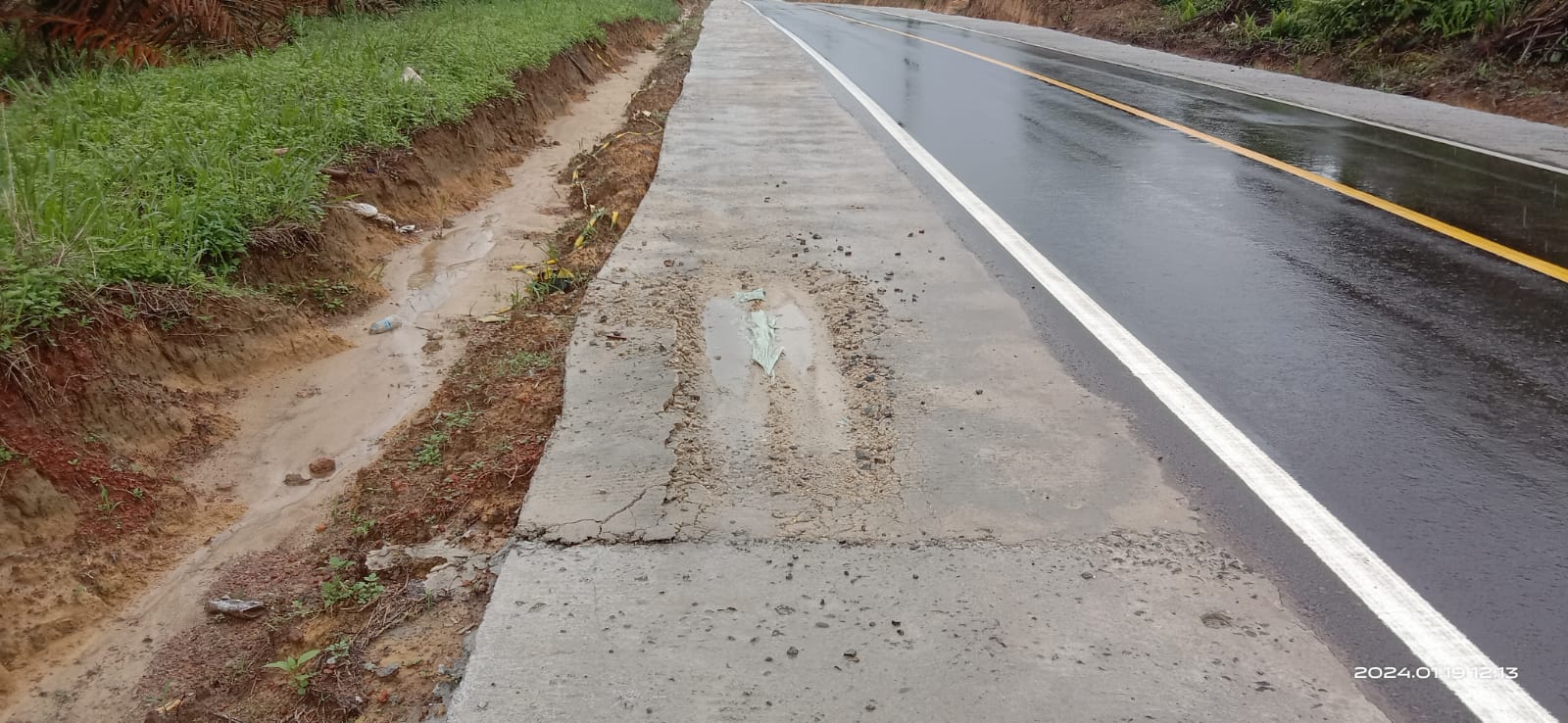 Belum Lama Dibangun Bahu Jalan Sudah Bonyok