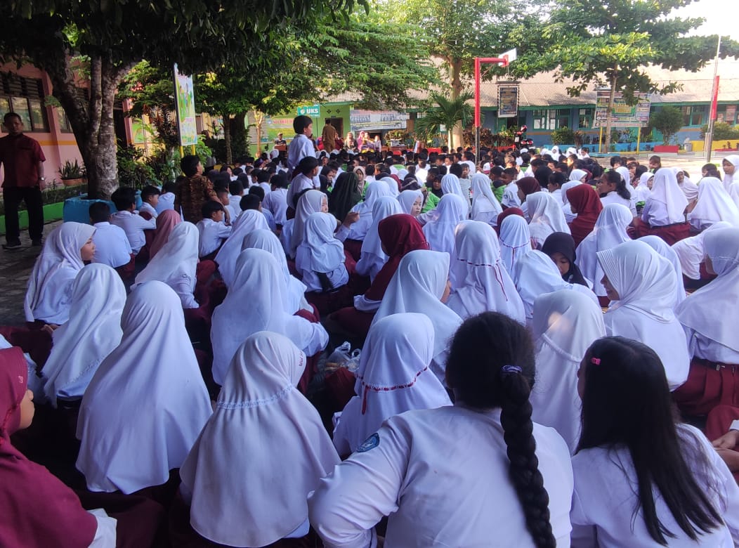 Bangun Kepercayaan Wali Murid, Komite SDN 03 Toboali Sunat 10 Siswa Gratis