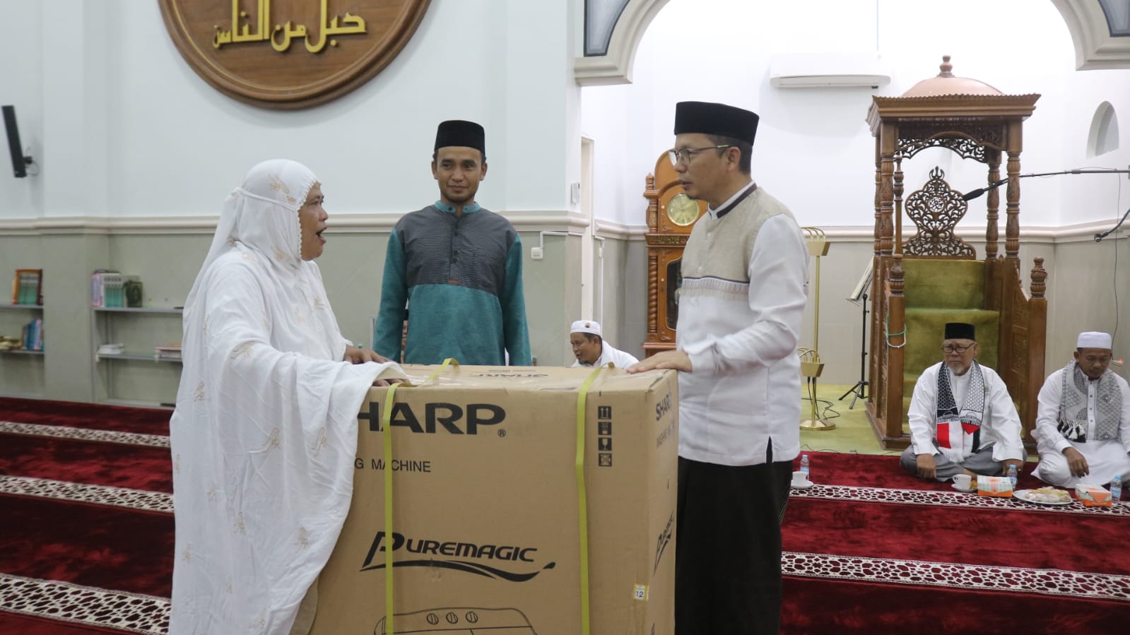 Pemkab Bangka Tengah Berikan Doorprize Saat Sajadah Fajar di Masjid Darussalam Desa Belilik