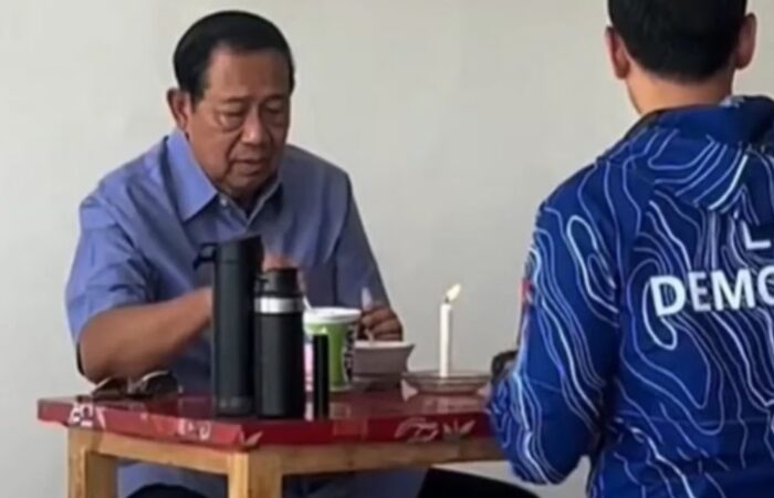 Mantan Presiden SBY Makan Mie Instant Bareng AHY
