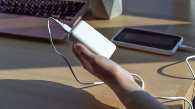 Begini 7 Cara Mengecas HP dengan Benar, Gunakan Charger Asli Agar Awet