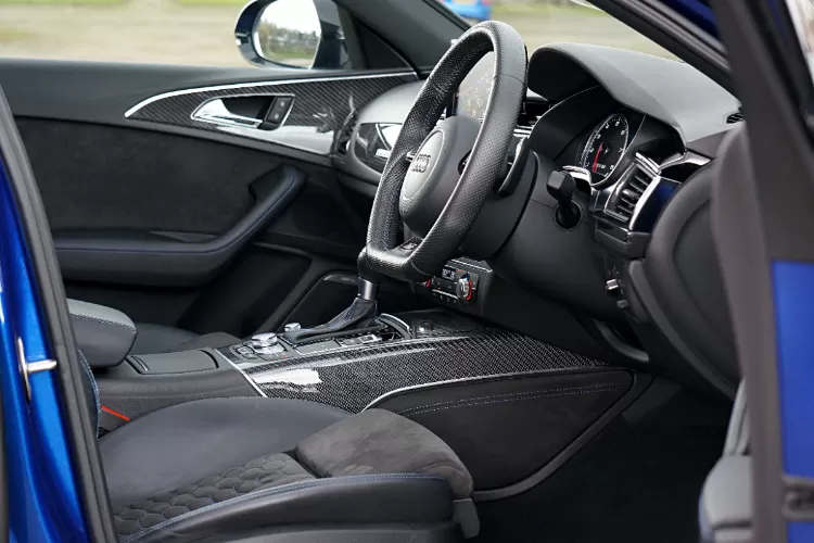 4 Karpet Lantai Mobil, Kenali Kegunaan dan Jenisnya Bikin Tampilan Makin Mewah