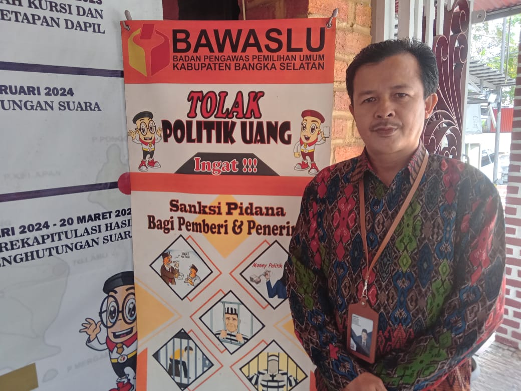 Copot APK, Bawalu Bangka Selatan Gunakan Crane