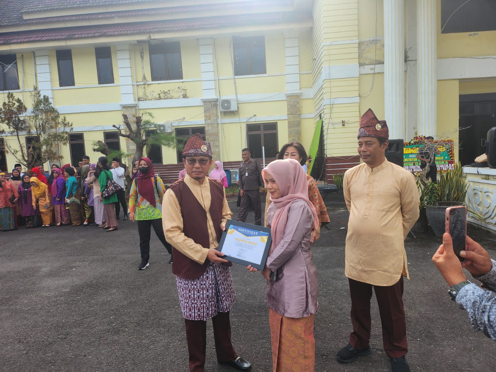 Rayakan HUT Bangka Tengah ke-21, Bupati Berikan Penghargaan ke Pegawainya