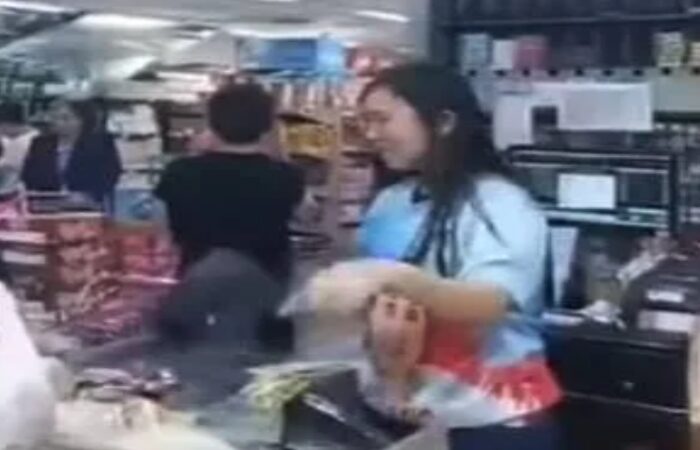 Heboh Karyawan Swalayan di Manado Berkaus Gambar Capres Prabowo Subianto