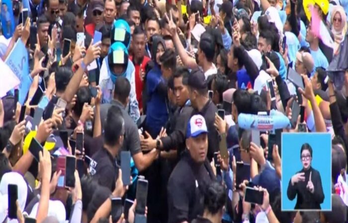 Gibran Rakabuming Kampanye di Stadion GBK Jakarta, Bonceng Istrinya Naik Sepeda Motor Listrik