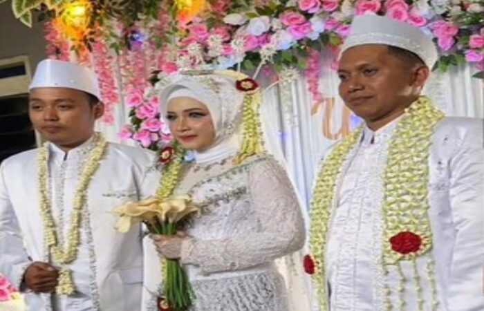 Viral Pernikahan Wanita Berdampingan dengan 2 Pria Berbusana Pengantin di Madura Jawa Timur