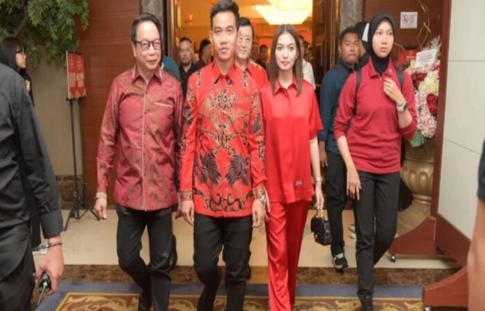 Gibran Rakabuming Hadir di Perayaan Imlek di Glodok Jakarta Pakai Batik Merah