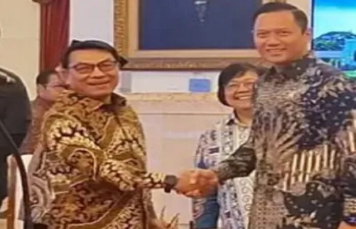 AHY Bersalaman dengan Moeldoko di Istana Negara Jakarta, Netizen Sibuk Komentar