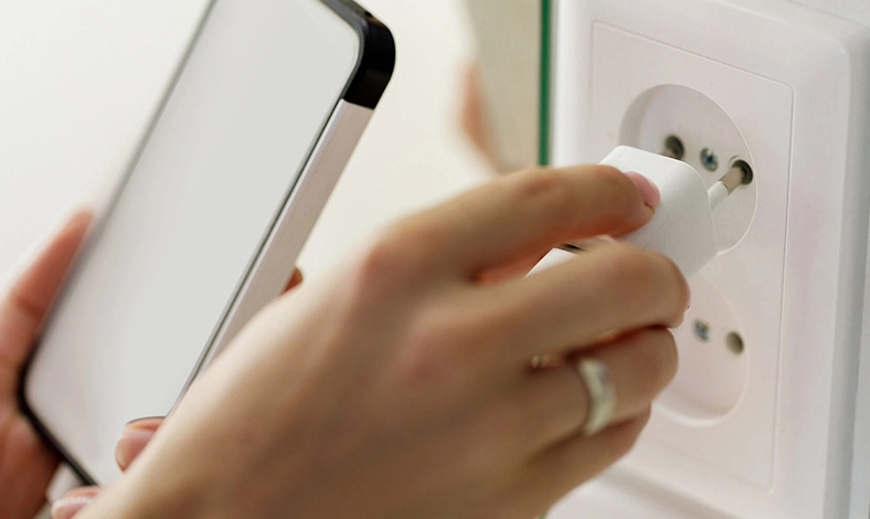 Inilah Cara Merubah Cas HP Jadi 12 V, Dapat Lebih Hemat Listrik