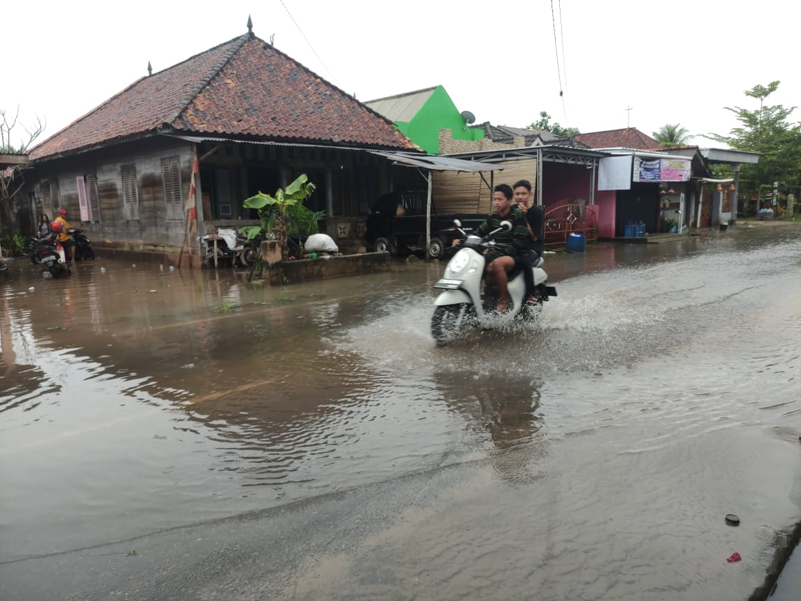 Warga dan Pengendara Keluhkan Genang Air di Jalan Tengku Umar Toboali