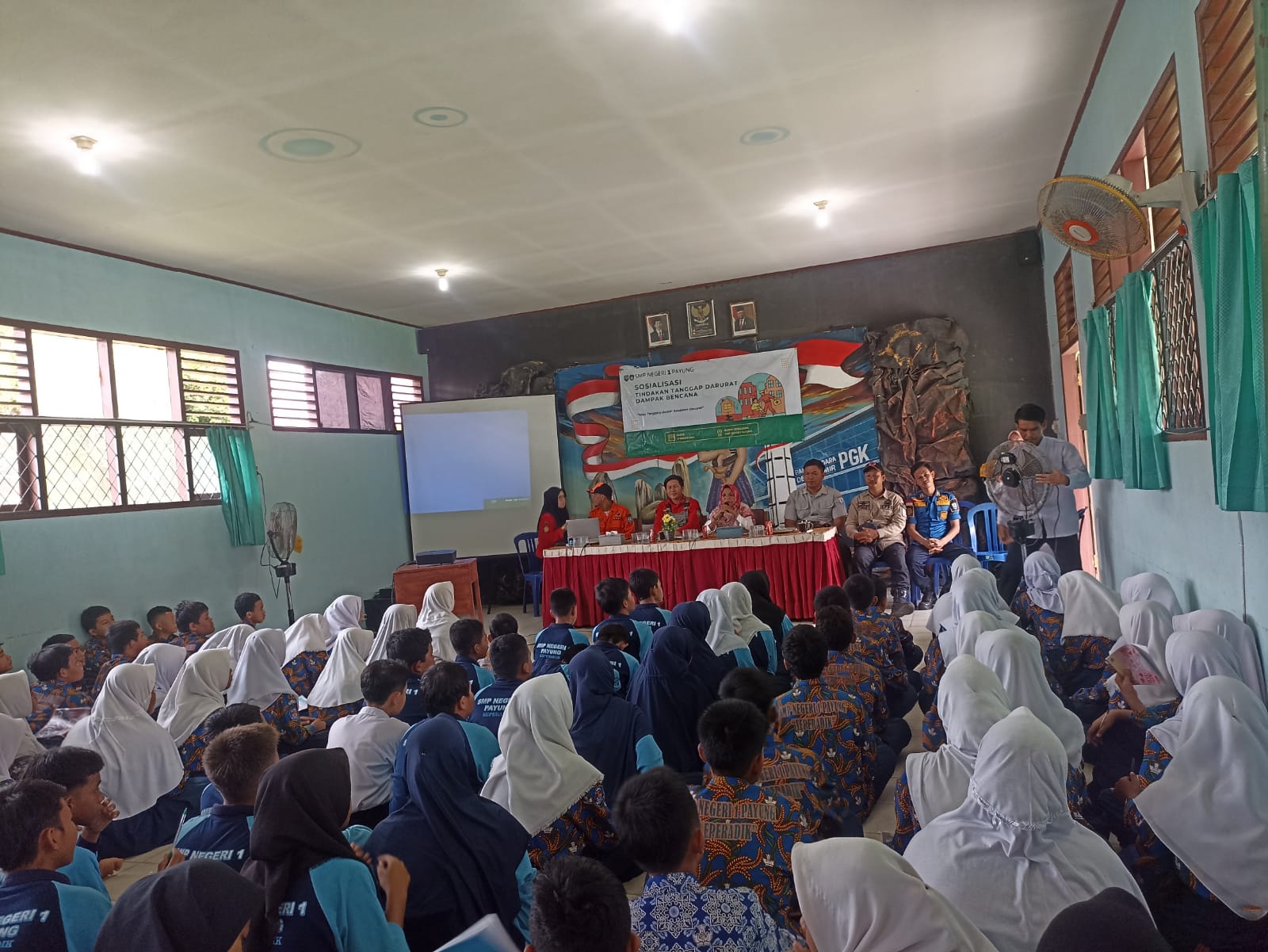 Wardi Ikut Semangat Saat Mengisi Sosialisasi Dampak Bencana di SMPN 1 Payung