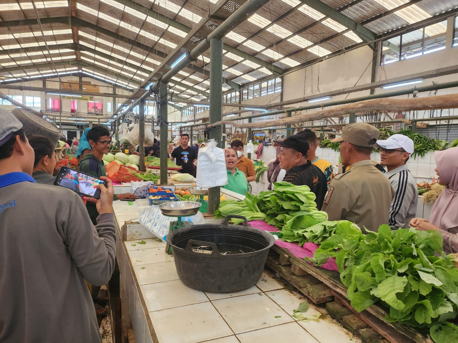 Instruksi Bupati, Rombongan Sekda Bangka Tengah Langsung Belanja di Pasar Tradisional