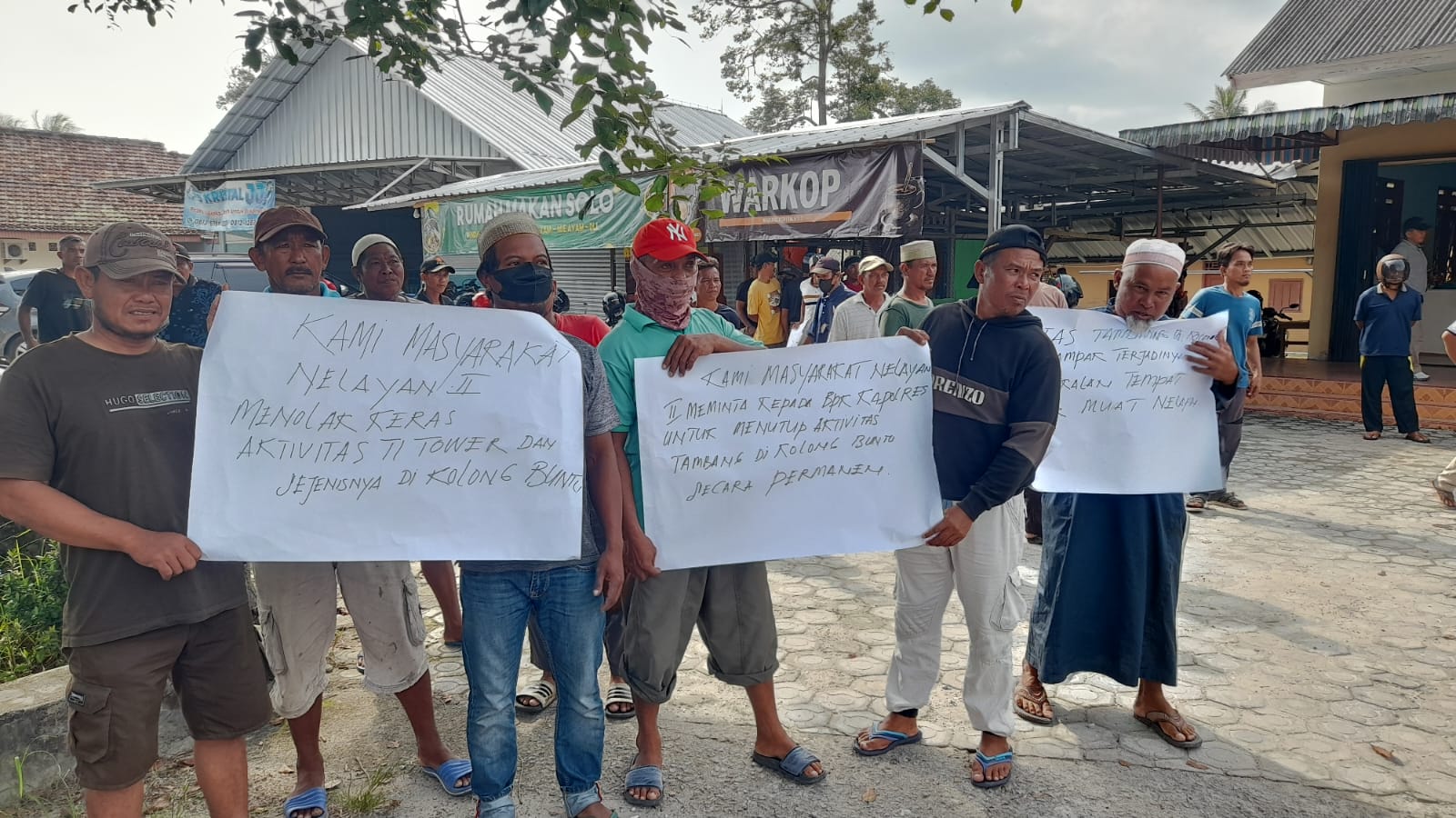 Minta Aparat Bertindak, Warga Nangnung dan Nelayan Serbu Polres Bangka