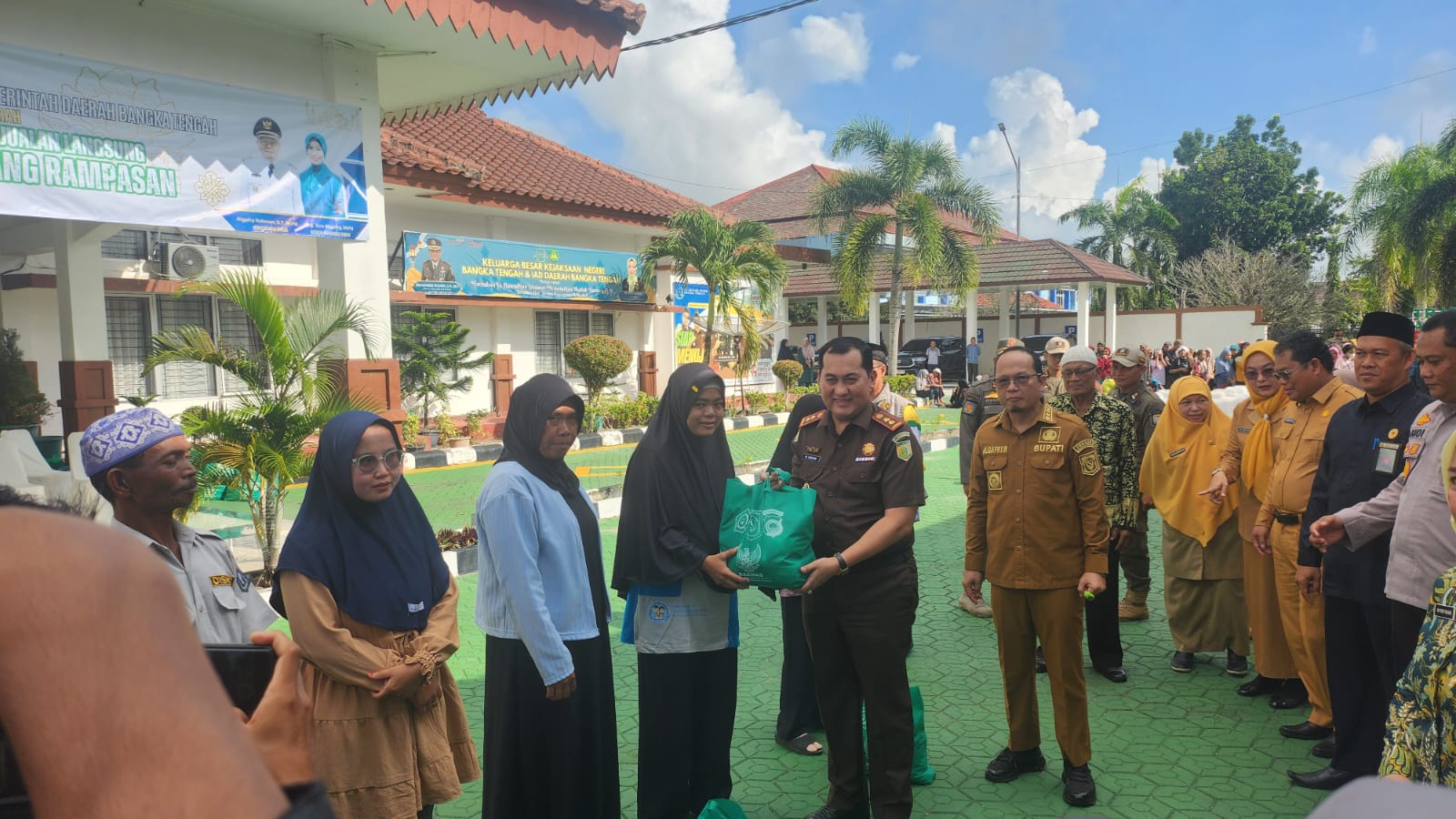 Kejari Bangka Tengah Lelang Barang Rampasan, Ada Handphone hingga Mesin Tambang