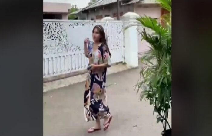 Penyanyi Dangdut Ayu Ting Ting Santai Pakai Daster dan Sandal Jepit di Depok