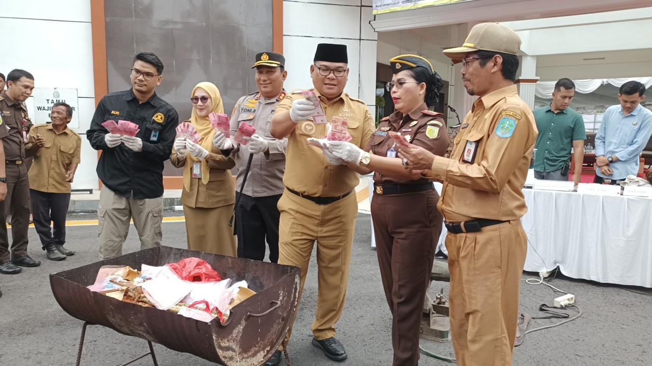 66 Lembar Uang Palsu Dibakar