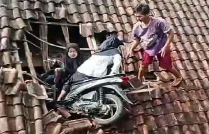 Viral! Nahas 2 Perempuan Nyangkut Bareng Sepeda Motor di Atap Rumah Warga di Tasikmalaya Jawa Barat
