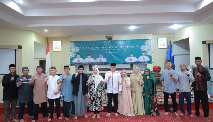 Lusje Buka Puasa Bareng Keluarga Besar Satpol PP